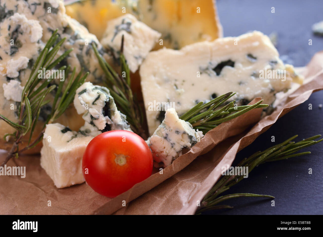 Il Roquefort e composizione su sfondo scuro Foto Stock