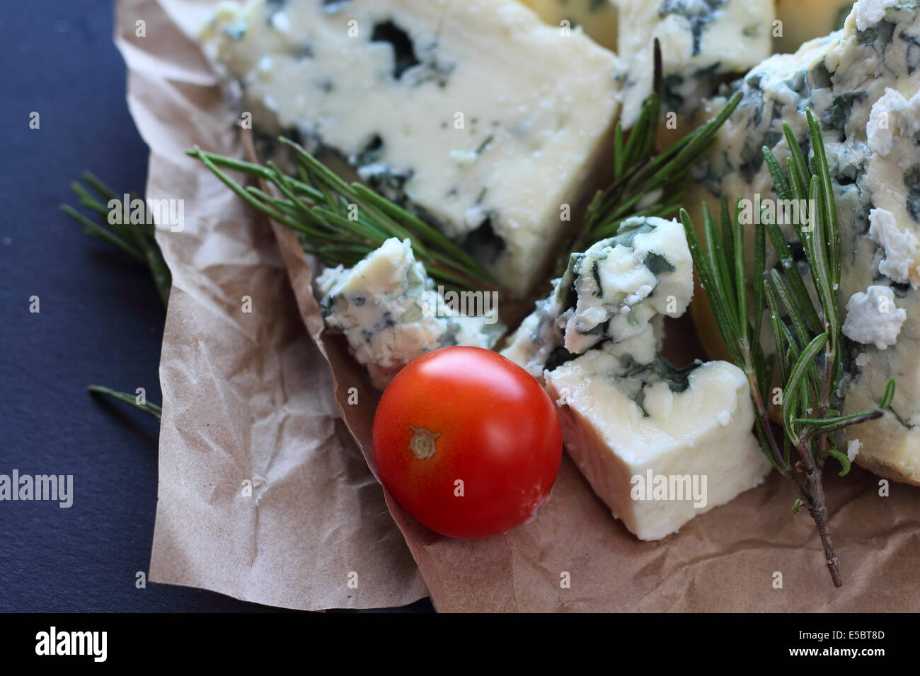 Il Roquefort e composizione su sfondo scuro Foto Stock
