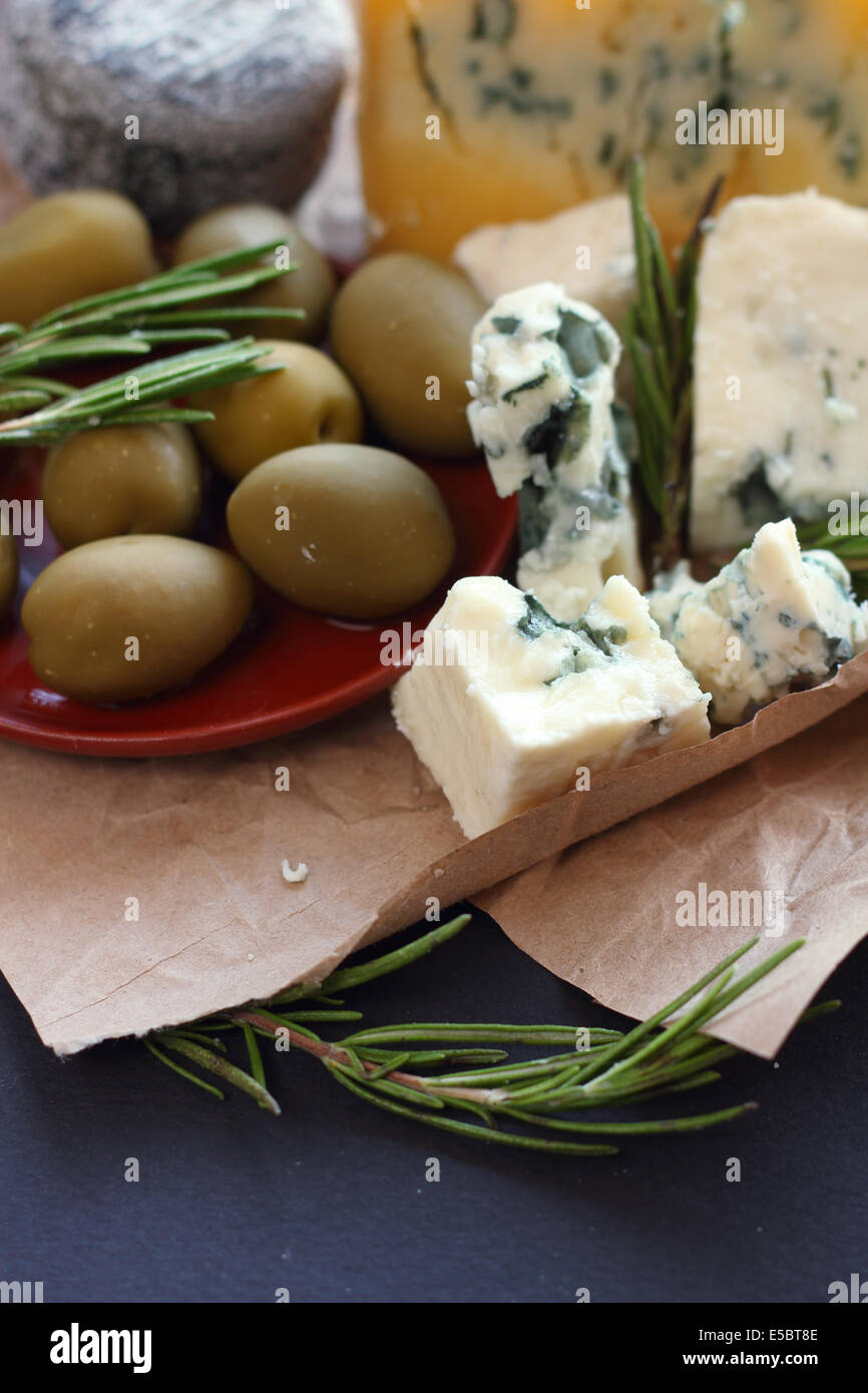 Il Roquefort e composizione su sfondo scuro Foto Stock