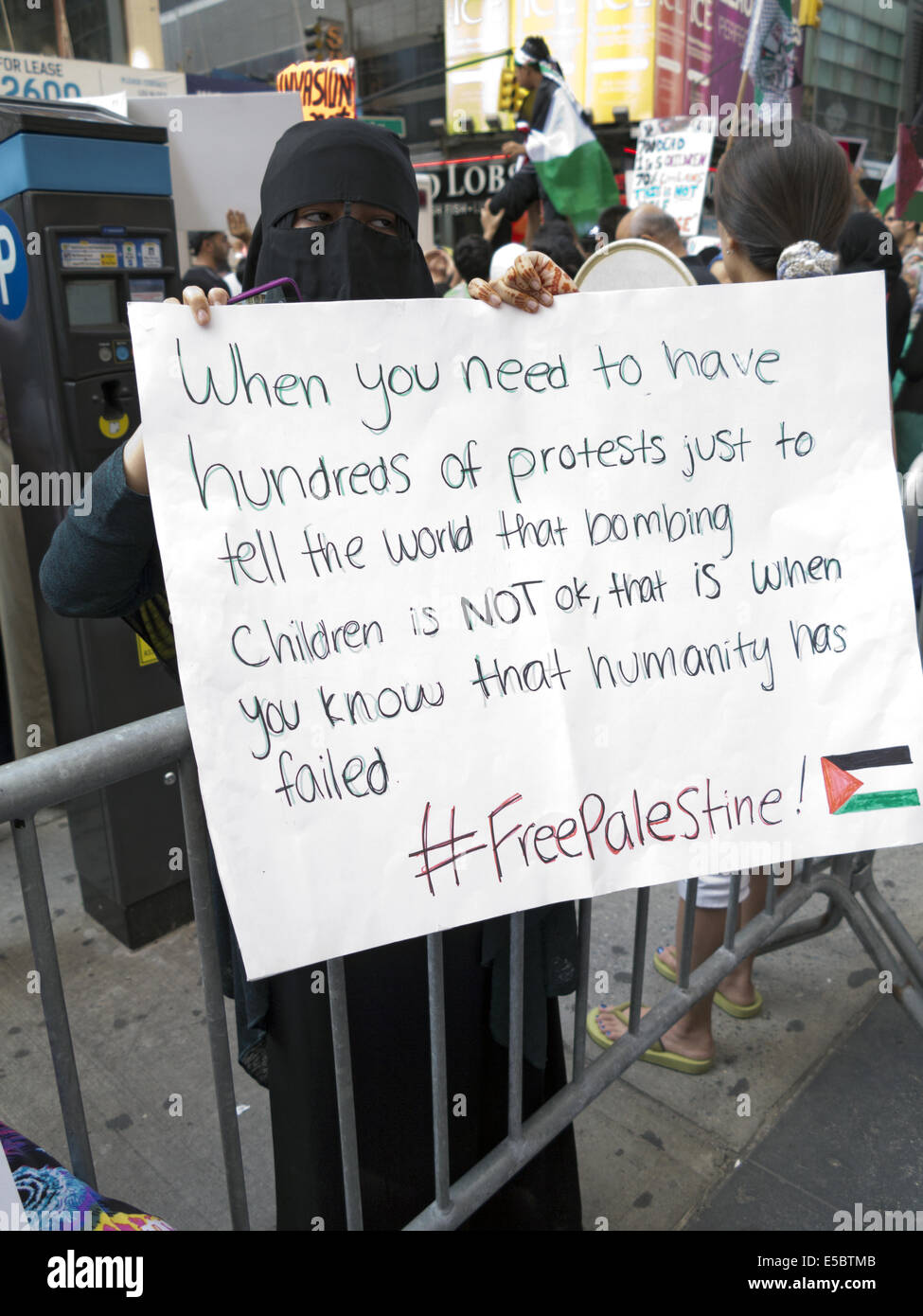USA: New York, NY. Pro-Palestinian dimostrazione a Times Square protestando attacchi israeliani contro la striscia di Gaza, 25 luglio 2014. Foto Stock