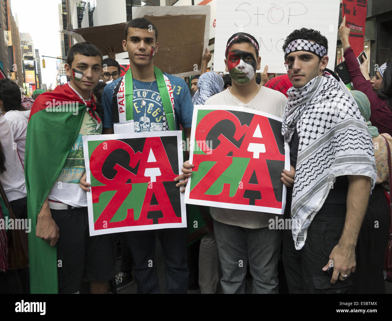 USA: New York, NY. Pro-Palestinian dimostrazione a Times Square protestando attacchi israeliani contro la striscia di Gaza, 25 luglio 2014. Foto Stock