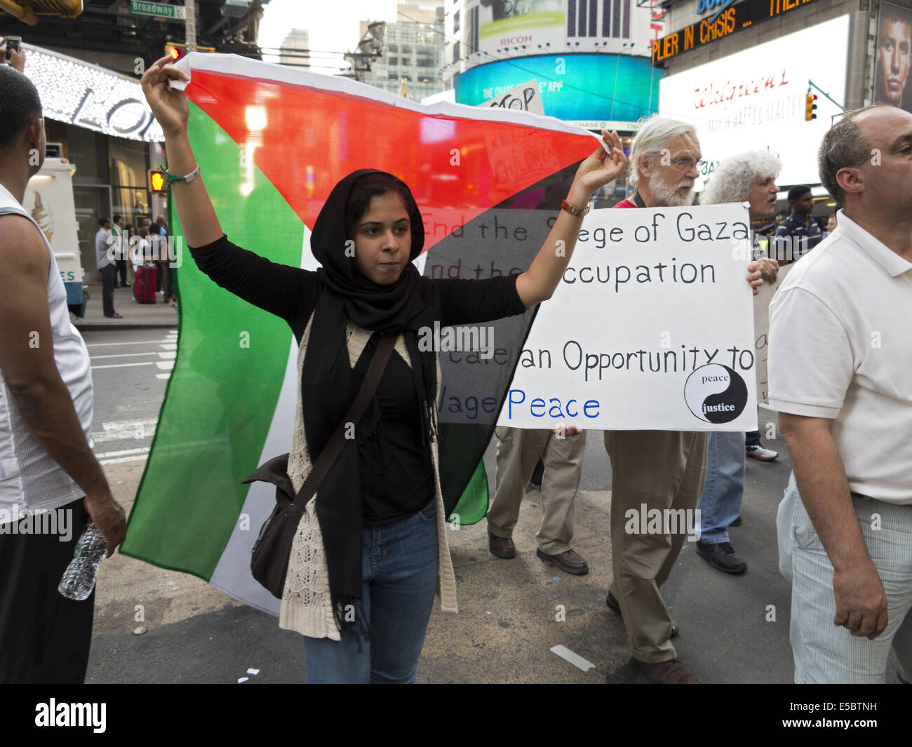USA: New York, NY. Pro-Palestinian dimostrazione a Times Square protestando attacchi israeliani contro la striscia di Gaza, 25 luglio 2014. Foto Stock