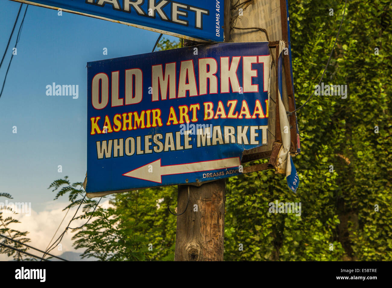 Pubblicità segno rivolto verso un mercato locale Foto Stock