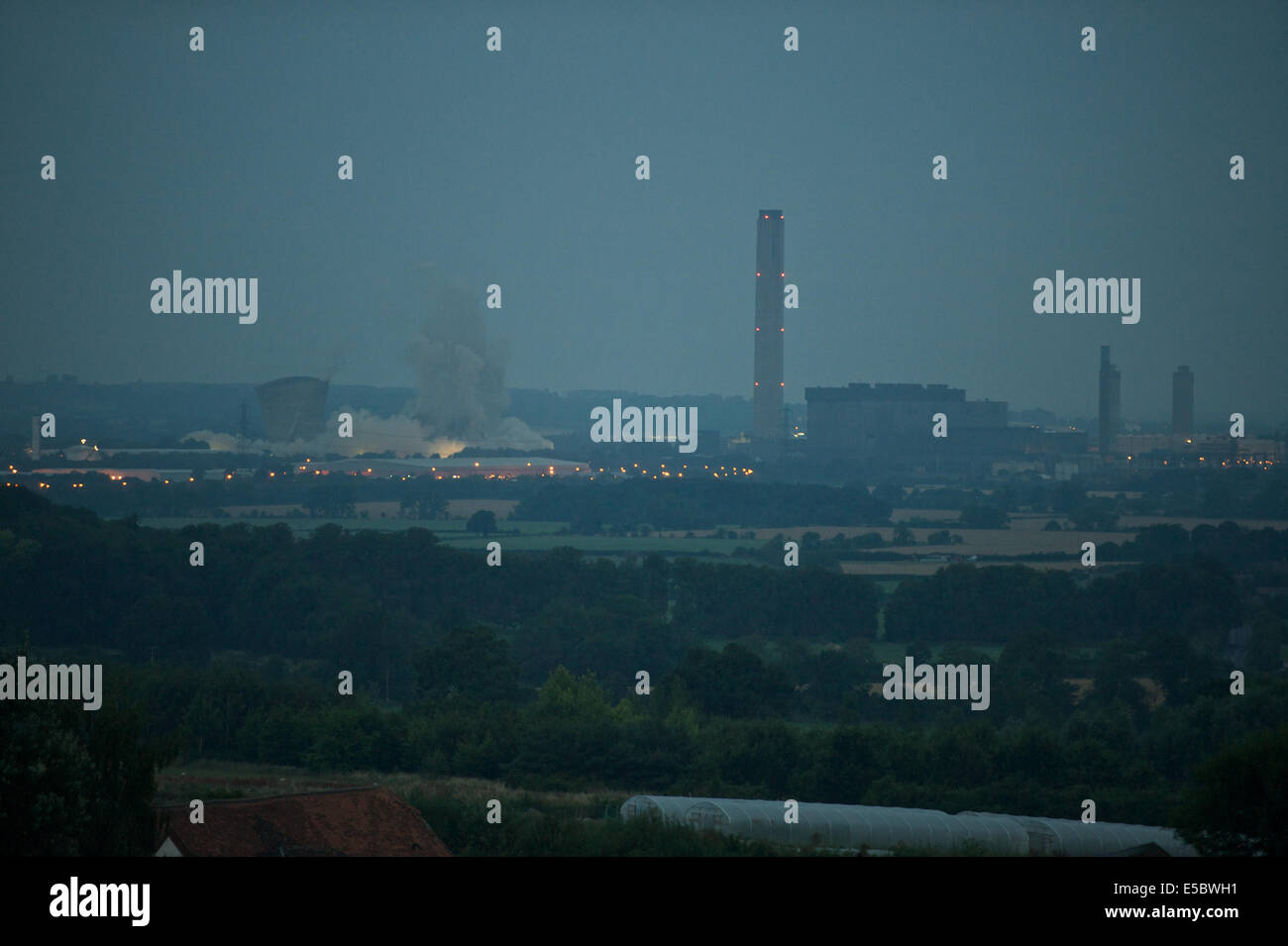 Didcot Power Station, Oxfordshire, Regno Unito. Il 27 luglio 2014. Il momento tre torri di raffreddamento a Didcot Power Station sono demolita dagli esplosivi ad alto potenziale alle 5 del mattino, dopo 43 anni di servizio. Credito: Blokster/Alamy Live News Foto Stock