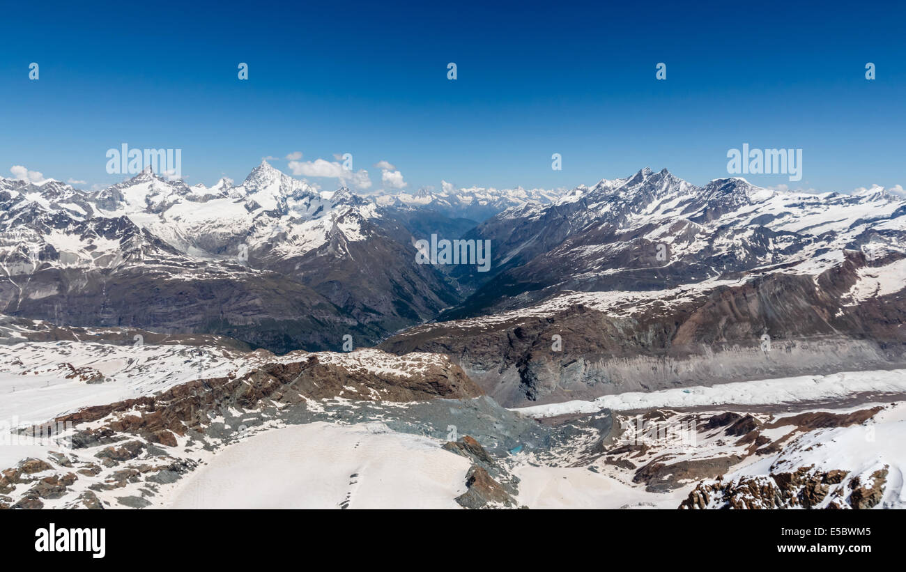 Snow Mountain Range paesaggio con cielo blu al Delle Alpi, Zermatt, Svizzera Foto Stock