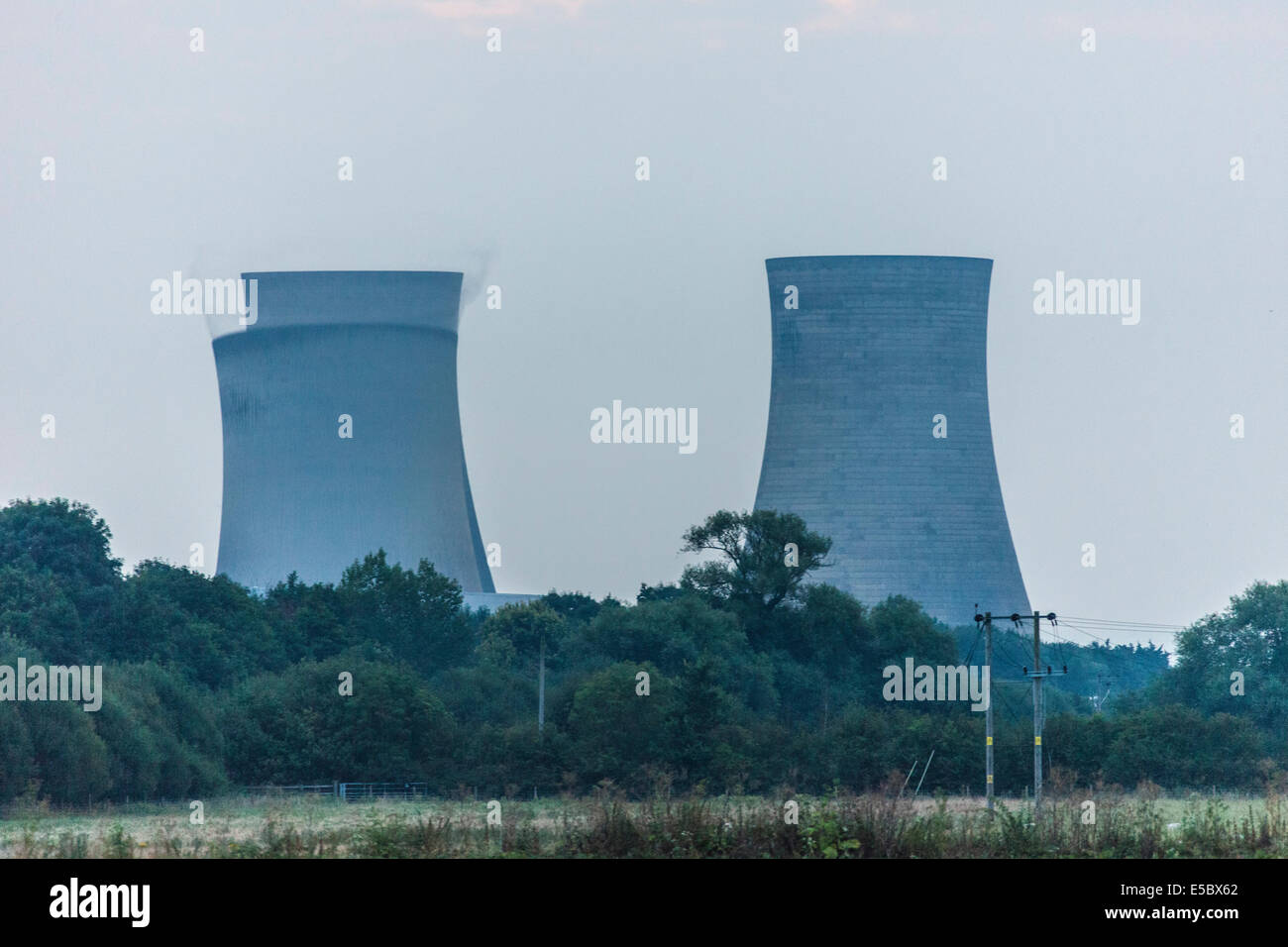 Hucknall, Nottingham, Regno Unito. 27 luglio 2014 Sequenza 3 di 20 immagini demolizione delle torri di raffreddamento a Didcot Power Station. JMH6226 Foto Stock
