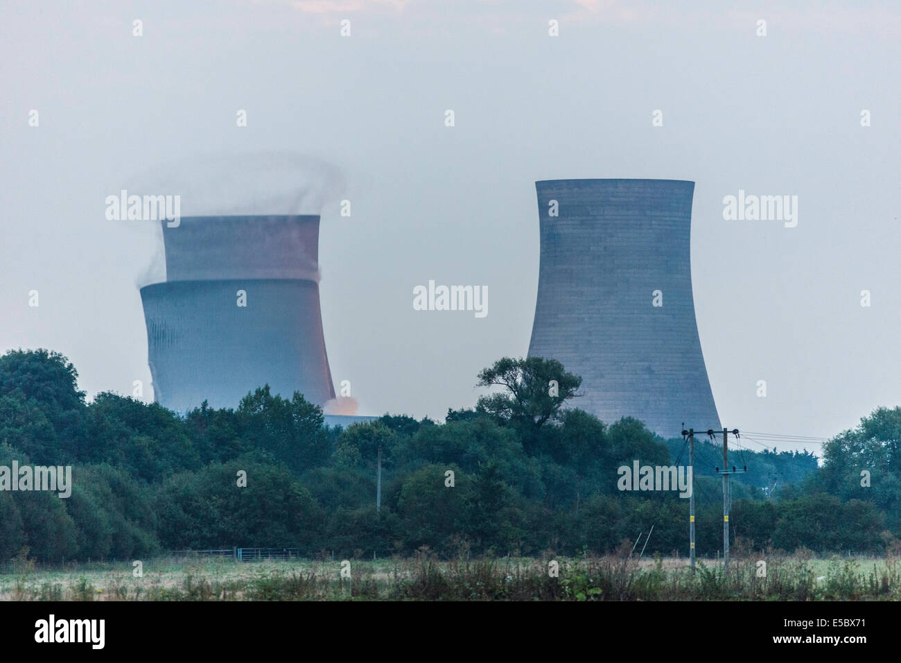 Hucknall, Nottingham, Regno Unito. 27 luglio 2014 Sequenza 5 di 20 immagini demolizione delle torri di raffreddamento a Didcot Power Station. JMH6228 Foto Stock