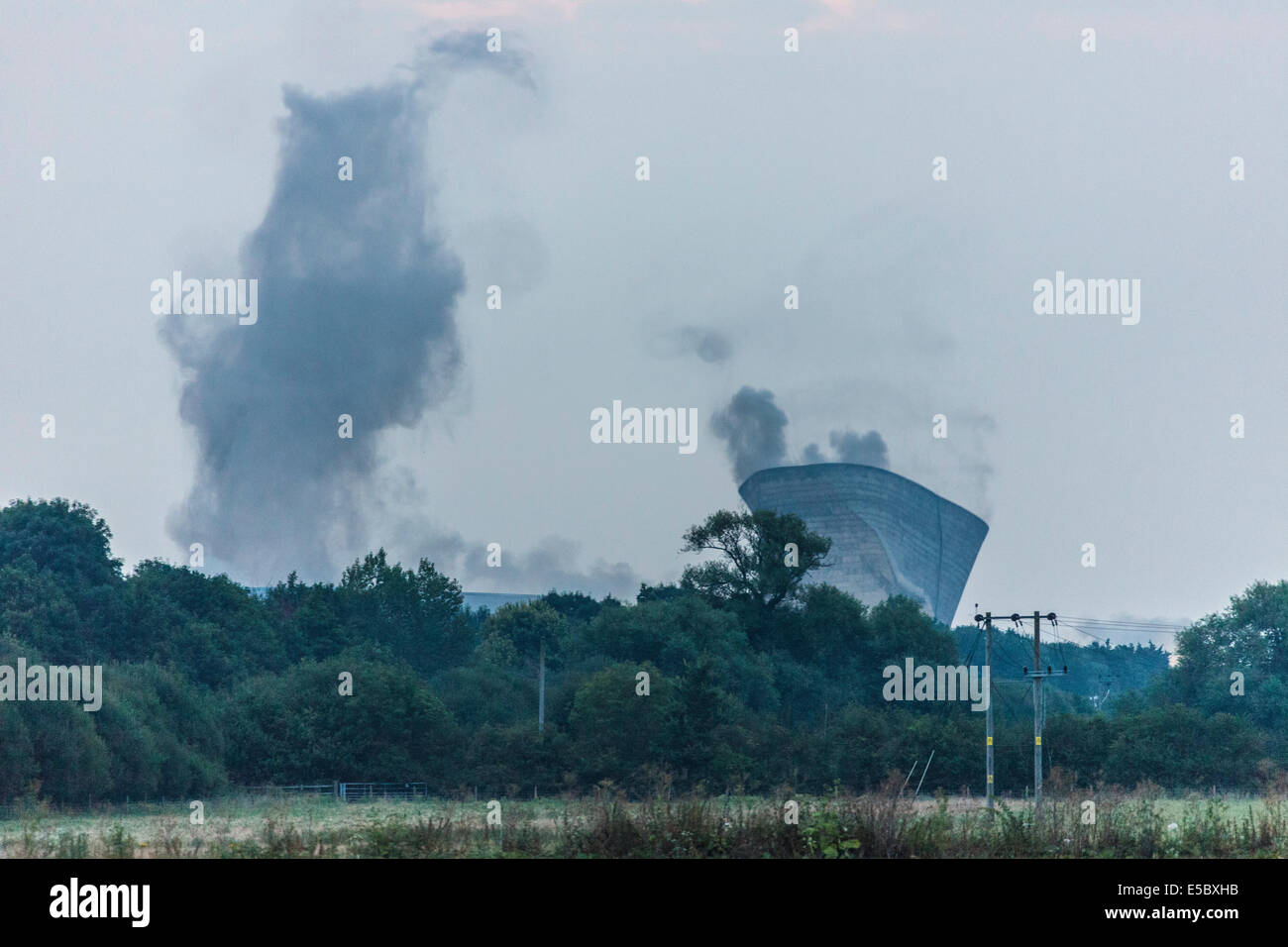 Hucknall, Nottingham, Regno Unito. 27 Luglio 2014 15 di sequenza di 20 immagini demolizione delle torri di raffreddamento a Didcot Power Station. JMH6238 Foto Stock