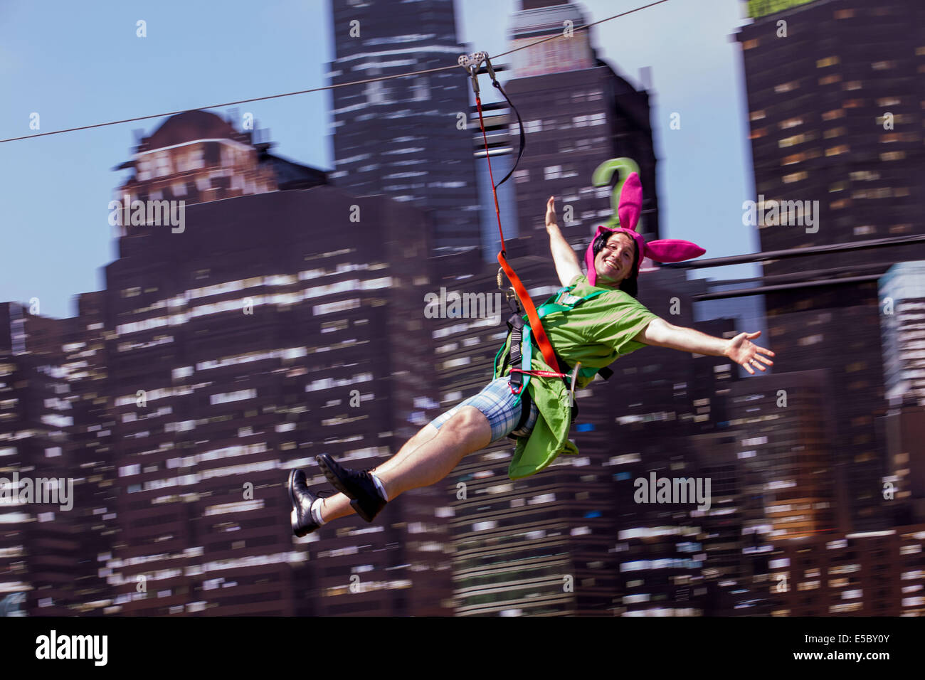 San Diego, CA, USA. 26 Luglio, 2014. Oggi è il terzo giorno della manifestazione quattro giorni Comic-Con International 2014.visto qui:.Tyler tagliò da San Diego, prese il volo sulla città di Gotham zipline. Credito: Daren Fentiman/ZUMA filo/Alamy Live News Foto Stock