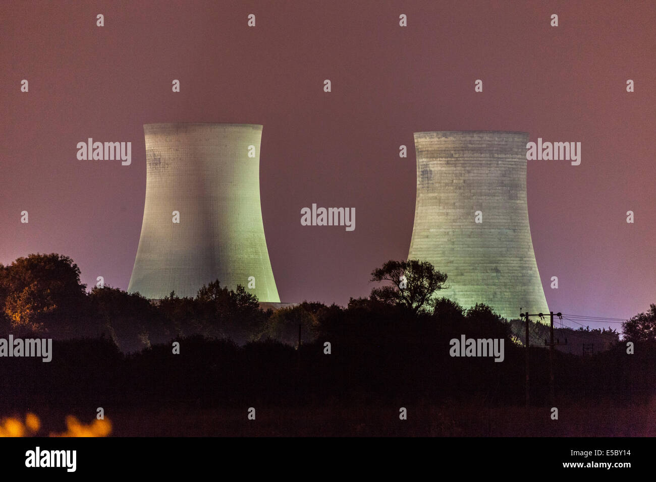 Hucknall, Nottingham, Regno Unito. 27 luglio 2014 torri di raffreddamento a Didcot Power Station illuminata appena prima che essi sono stati soffiati. JMH6244 Foto Stock