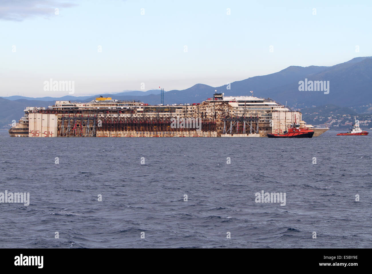 Genova, Italia. Il 27 luglio 2014. La fiancata del relitto Concordia danneggiato durante il 2012 naufragio. Costa Concordia naufragio è trainato verso il porto di Genova Prà-Voltri dove verrà scartato. Concordia ultimo viaggio iniziato mercoledì di luglio il ventitreesimo a Isola del Giglio. Foto Stock