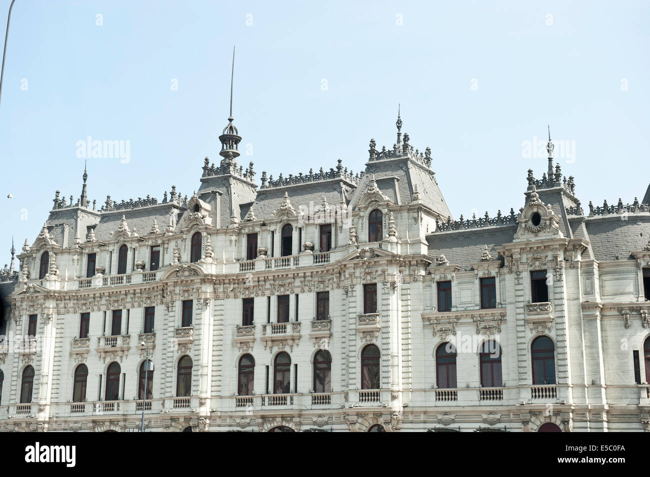 Architettura attorno a Lima in Perù in una giornata di sole. Foto Stock