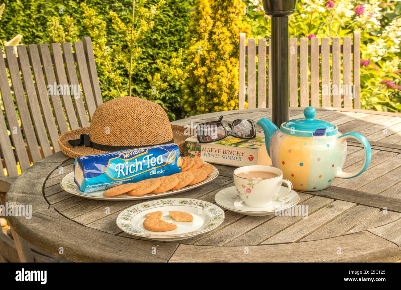 Bollitore per tè e ricca di biscotti da tè in giardino (1 di 2) Foto Stock