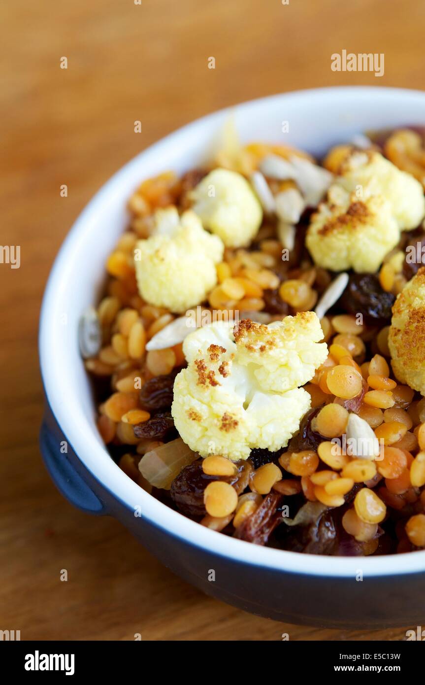 Arrosto di cavolfiore con lenticchie rosse marinata Foto Stock