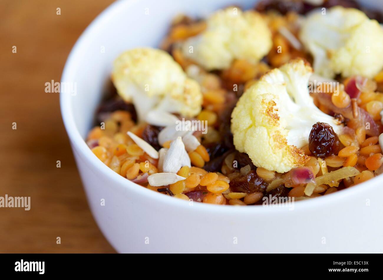Arrosto di cavolfiore con lenticchie rosse marinata Foto Stock