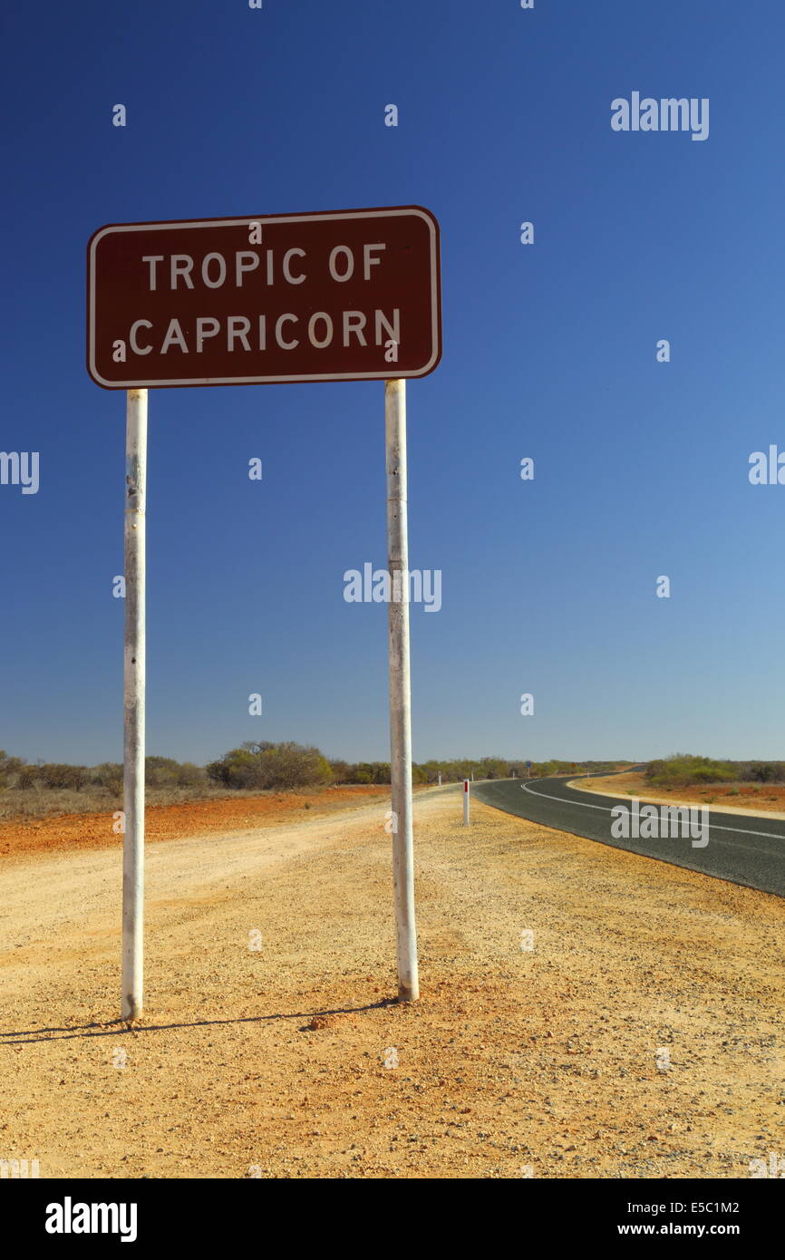 Tropico del Capricorno segno sulla autostrada vicino a Exmouth, Western Australia. Foto Stock