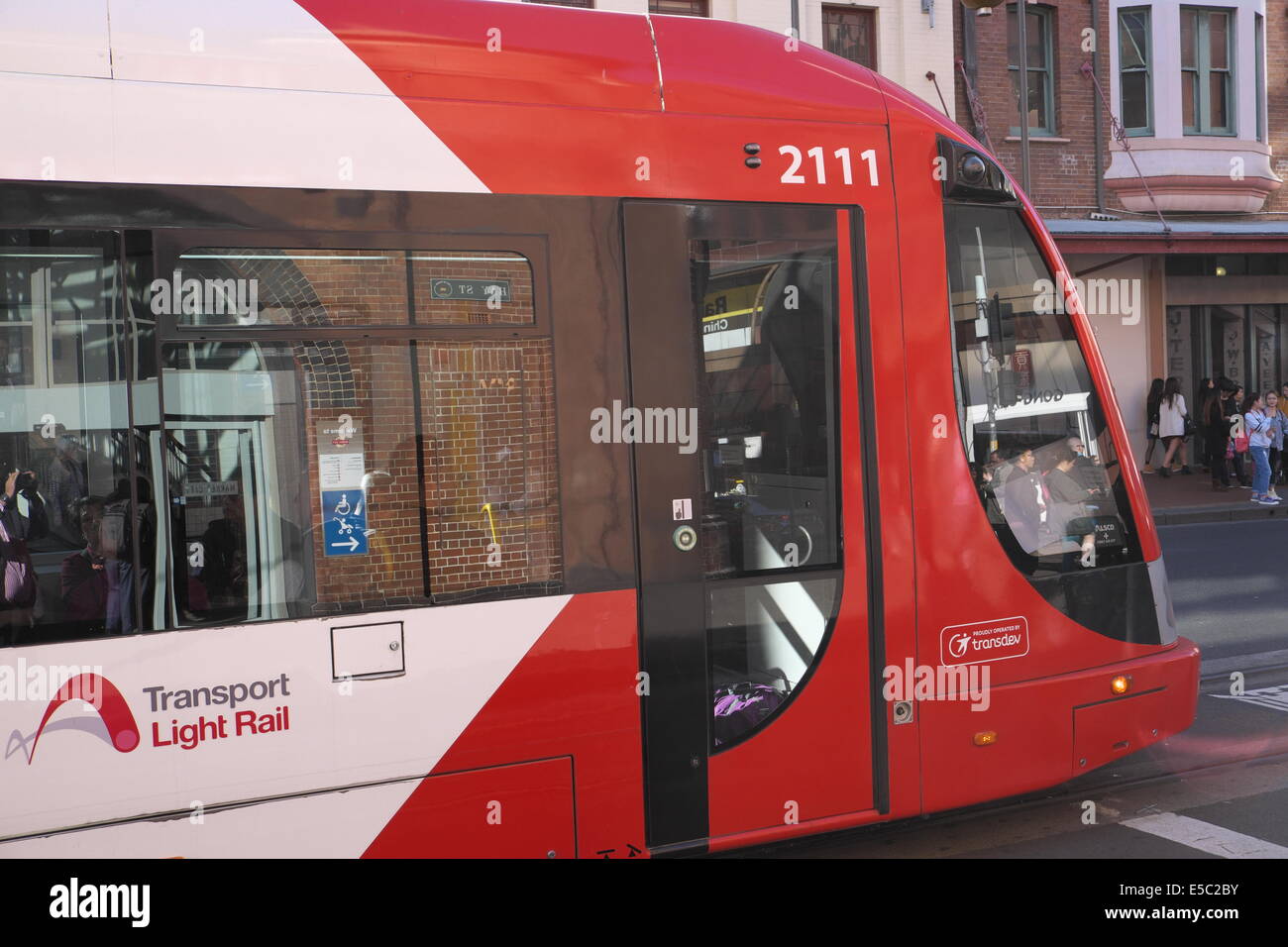 Sydney light rail veicolo acceso attraverso haymarket Chinatown di Sydney, Australia Foto Stock