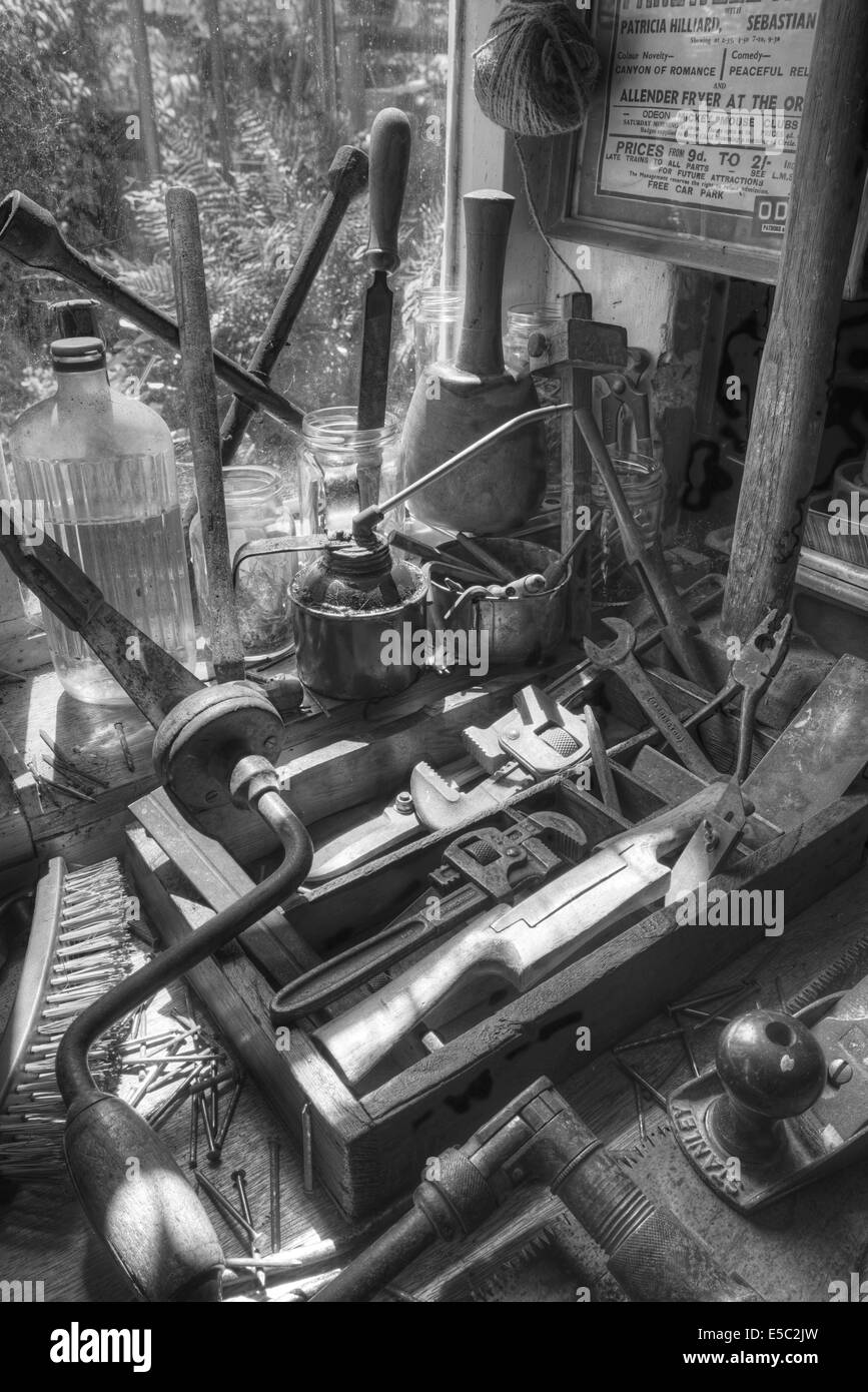 Vecchio falegnami utensili in un polveroso Workshop Foto Stock