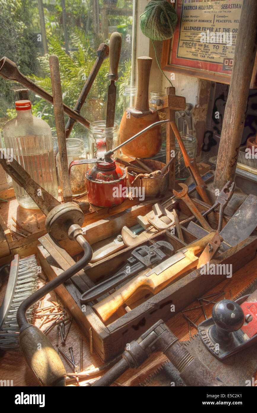 Vecchio falegnami utensili in un polveroso Workshop Foto Stock