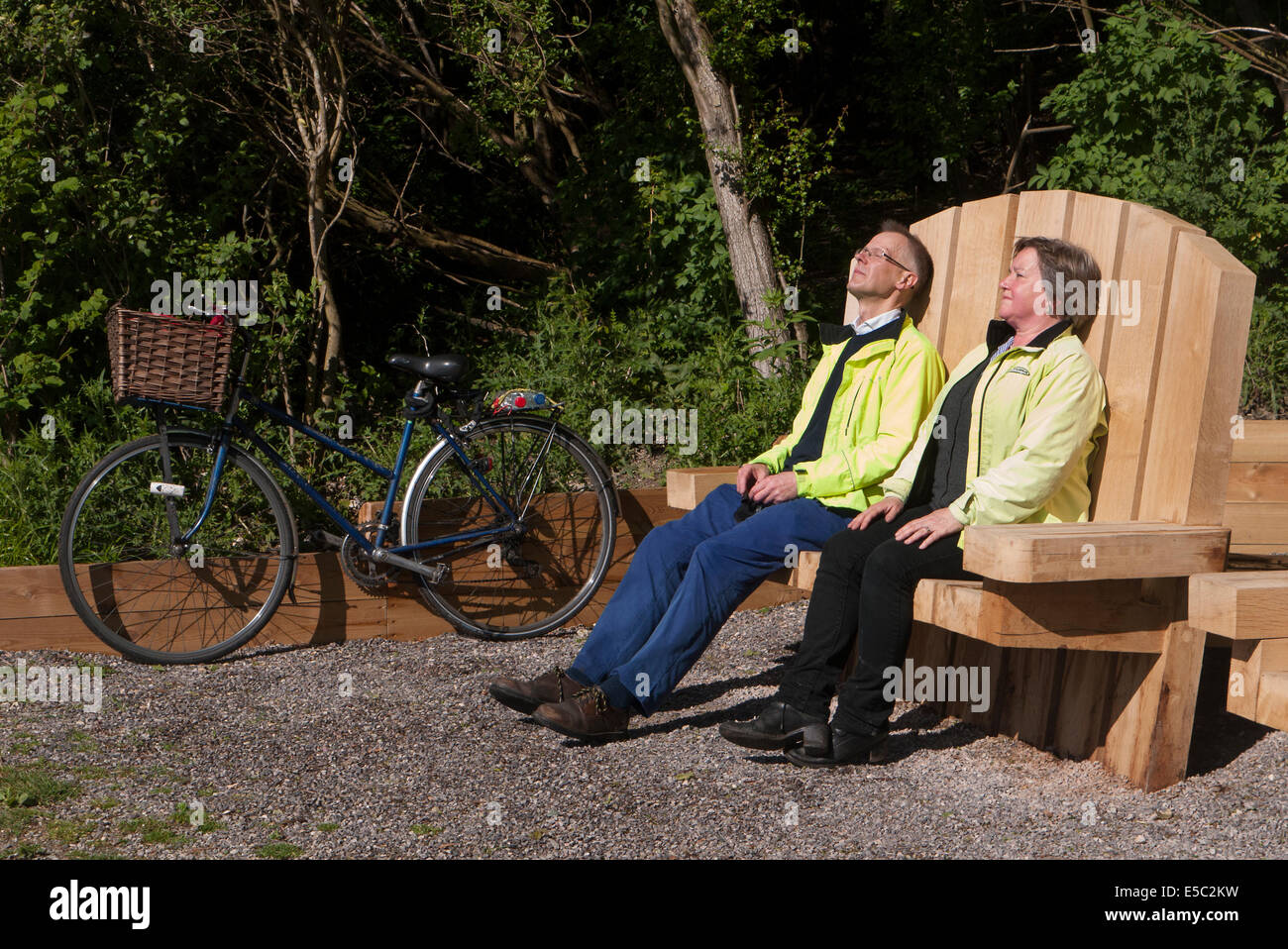 I ciclisti prendere un periodo di riposo sul grande ciclo Stour modo vicino a Canterbury Kent Foto Stock