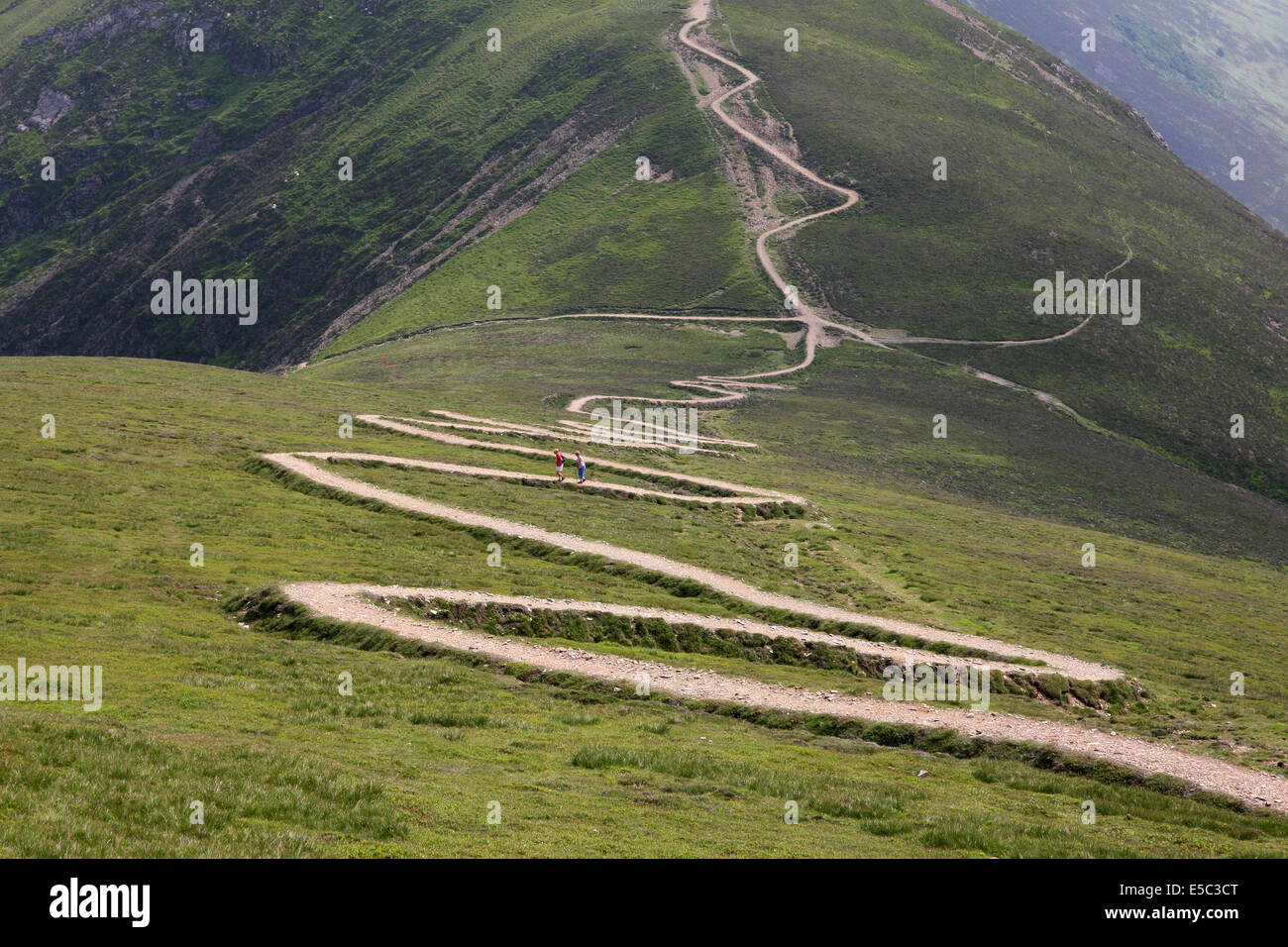 Un percorso molto importante a zig-zag, o switchback, costruito da Fix the Fells in Sail nel Lake District Fells Foto Stock