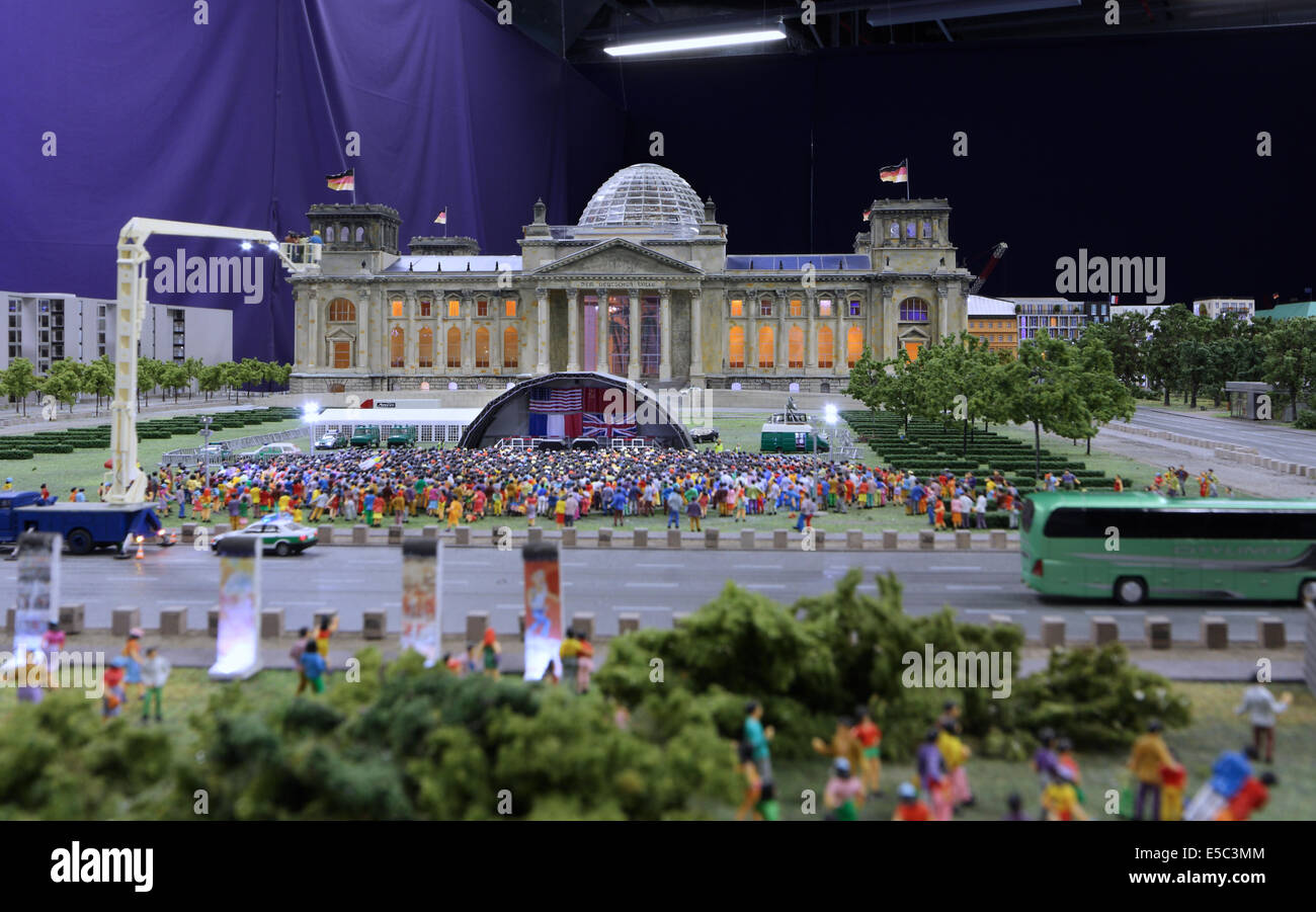 Il modello Loxx di Berlino completare con treni in transito, il palazzo del Reichstag e la Fernsehturm (torre della televisione) presso il centro commerciale Alexa, Berlino Foto Stock