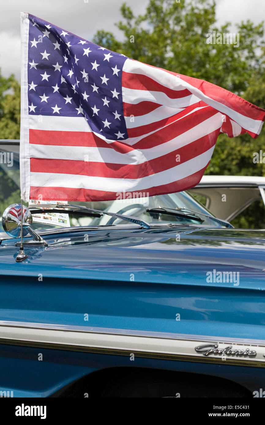 Bandiera degli Stati Uniti d'America a volare su un classico americano auto Foto Stock