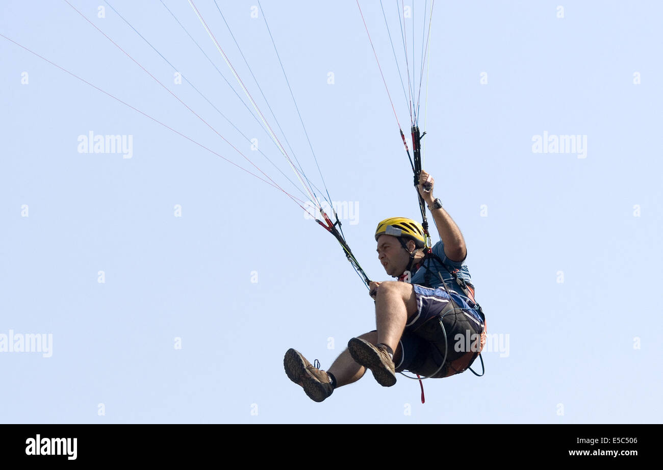 Bourgas Bulgaria 27 27 Luglio 2014: nella ricerca del perfetto atterraggio gli appassionati di parapendio completo nella gara di atterraggio di precisione la concorrenza, lo sbarco sul turista pranzo spiagge dorate del Mar Nero. L'evento viene eseguito con la cooperazione della nazionale bulgara per Aero club Credito: Clifford Norton/Alamy Live News Foto Stock