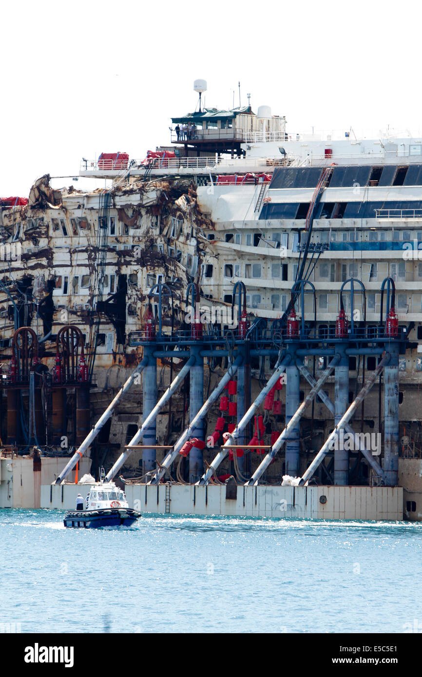 Genova, Italia. Il 27 luglio 2014. Costa Concordia nave da crociera relitto arriva al porto di Genova Prà-Voltri. Foto Stock