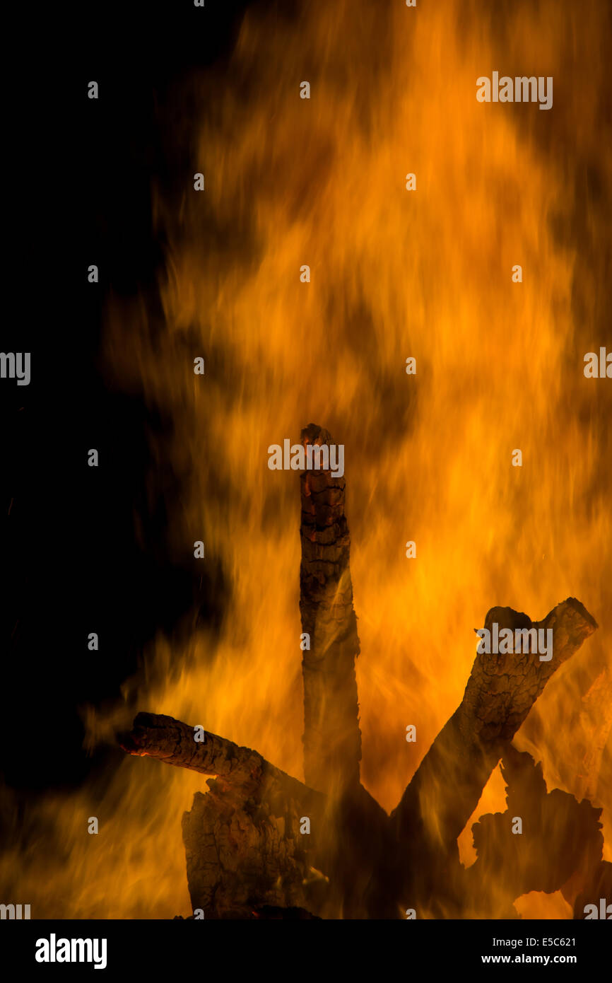 Detais da un pezzo di legno che brucia in un immenso incendio Foto Stock