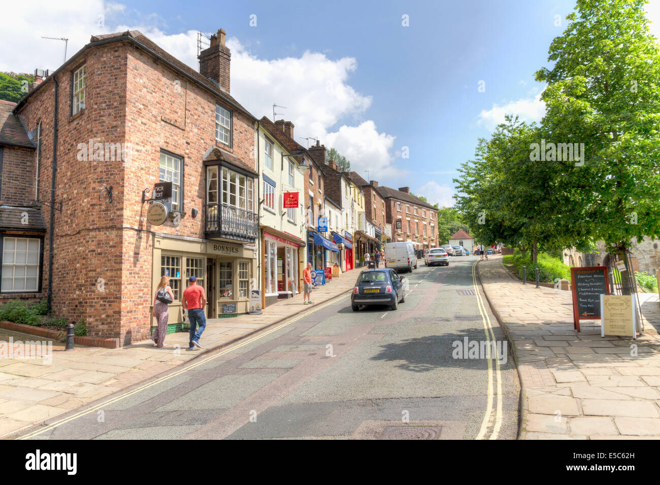 Banchina stradale, che è la strada principale che porta in esecuzione attraverso Ironbridge Gorge Telford Foto Stock