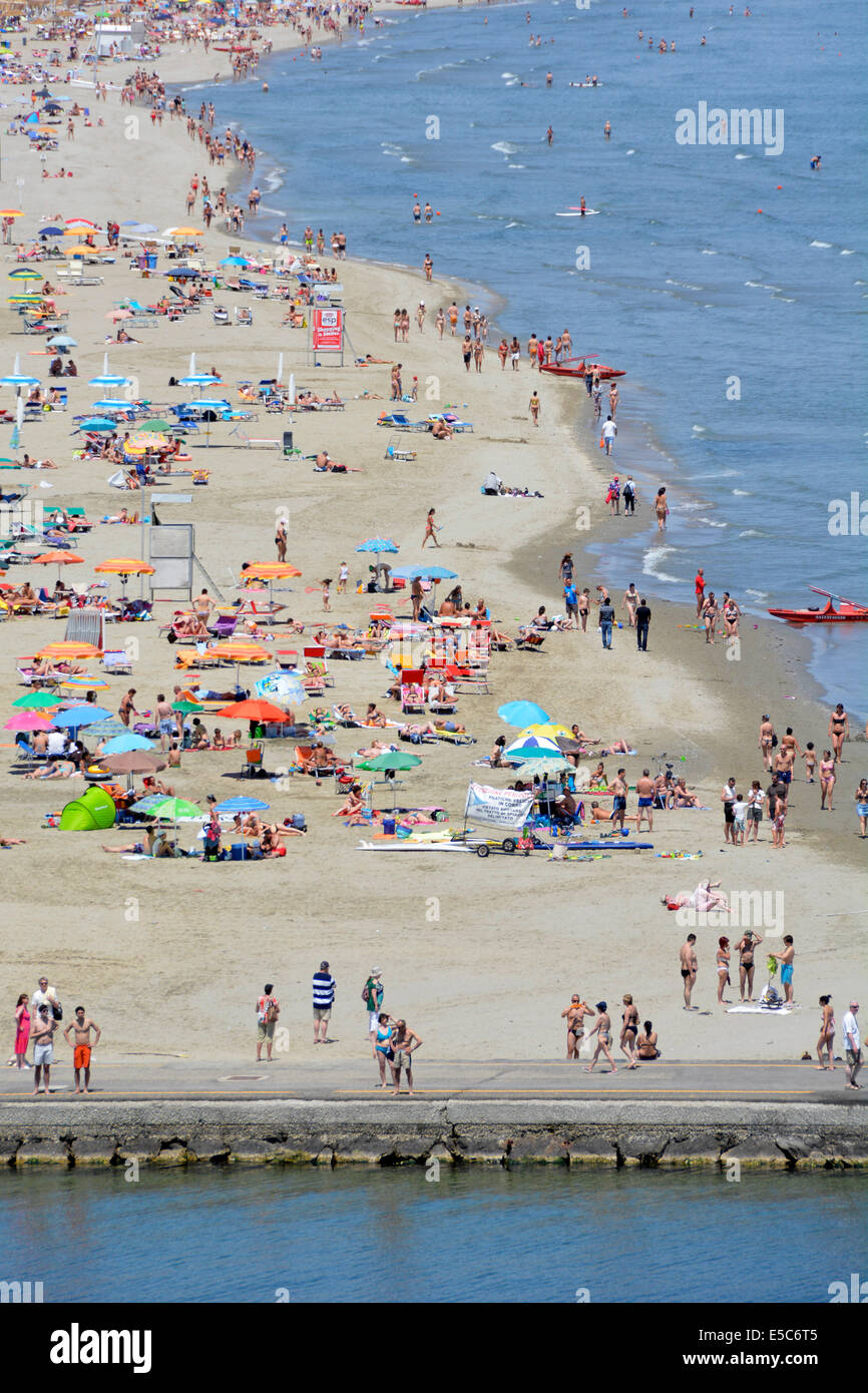 Vista aerea di coloro che godono di una lunga spiaggia di sabbia lungo il litorale adriatico in una calda giornata estiva Foto Stock