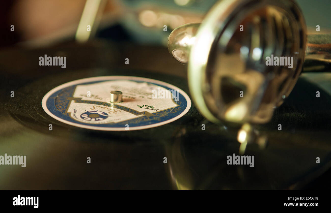 Close up di un disco in vinile su un grammofono player Foto Stock