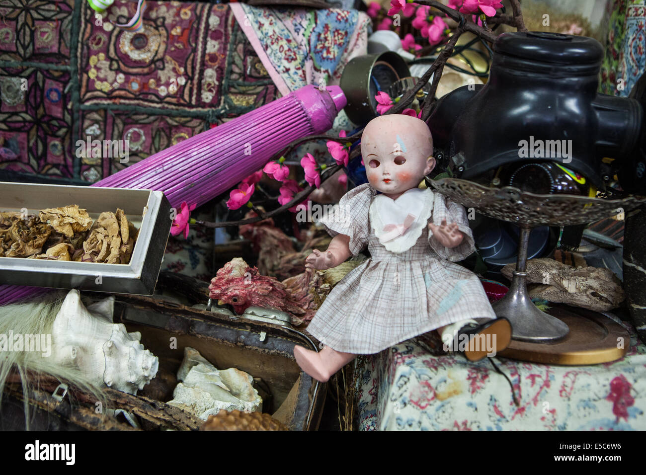 La bambola tra vari oggetti casuali Foto Stock