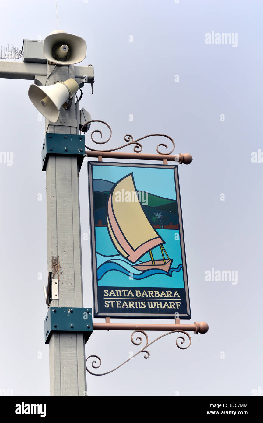 Vista di un segno per Stearns Wharf a Santa Barbara in California Foto Stock
