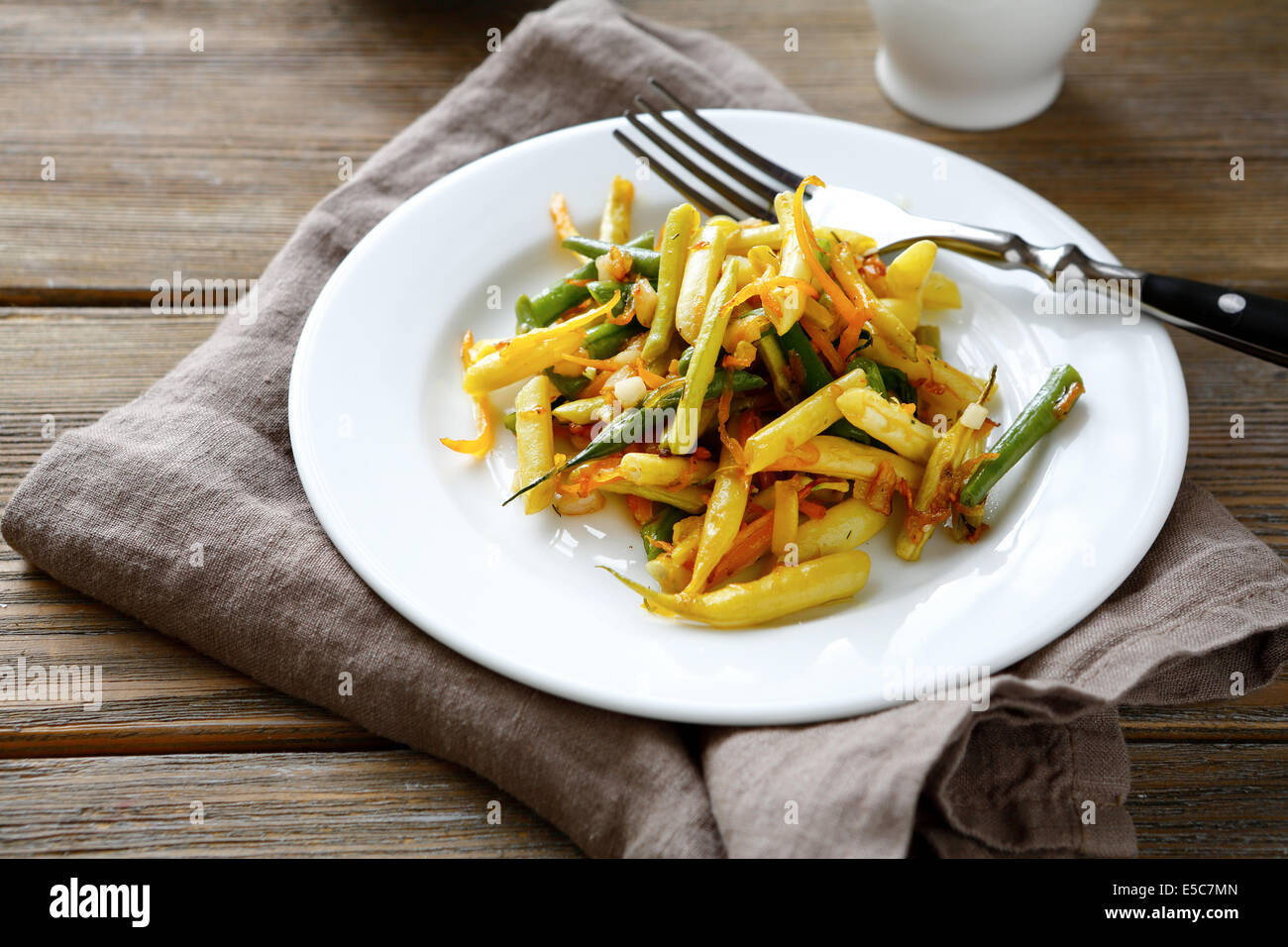 Verdure fritte su una piastra, cibo closeup Foto Stock