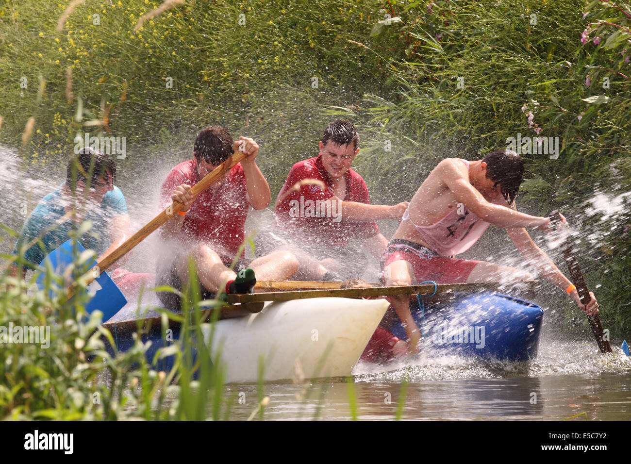 Thorney Somerset livelli domenica 27 luglio 2014 - I giochi di pianura si sono tenute sul fiume Parrett nuovi membri oggi in caldo e soleggiato. Le squadre locali godono di una soluzione di bagnatura durante il river raft race. Foto Stock