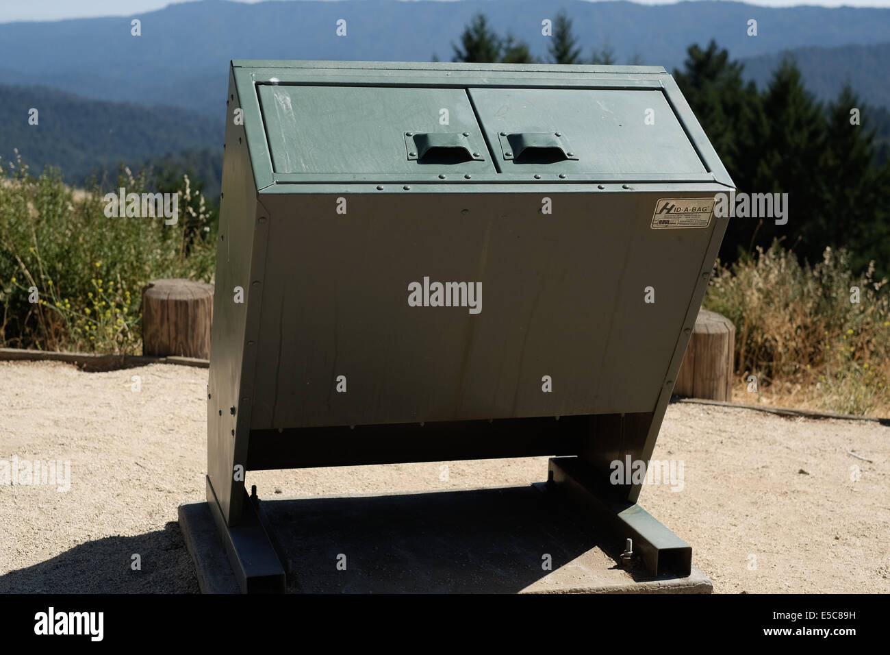 Recare il cestino sicuro ricettacolo. Tenere al sicuro nel cestino. Foto Stock