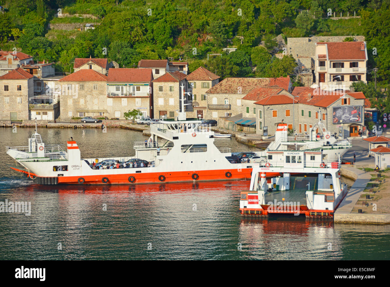 Traghetti a Lepetane Harbour che rendono la breve traversata a Kamenari attraverso la Stretto di Verige nella Baia di Kotor Foto Stock
