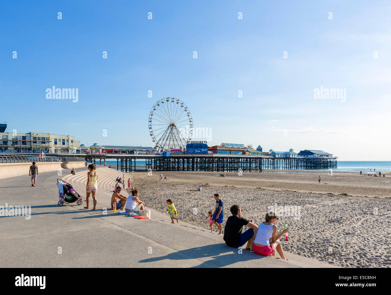 La spiaggia e il Molo Centrale nel tardo pomeriggio, il Golden Mile, Blackpool, Lancashire, Regno Unito Foto Stock