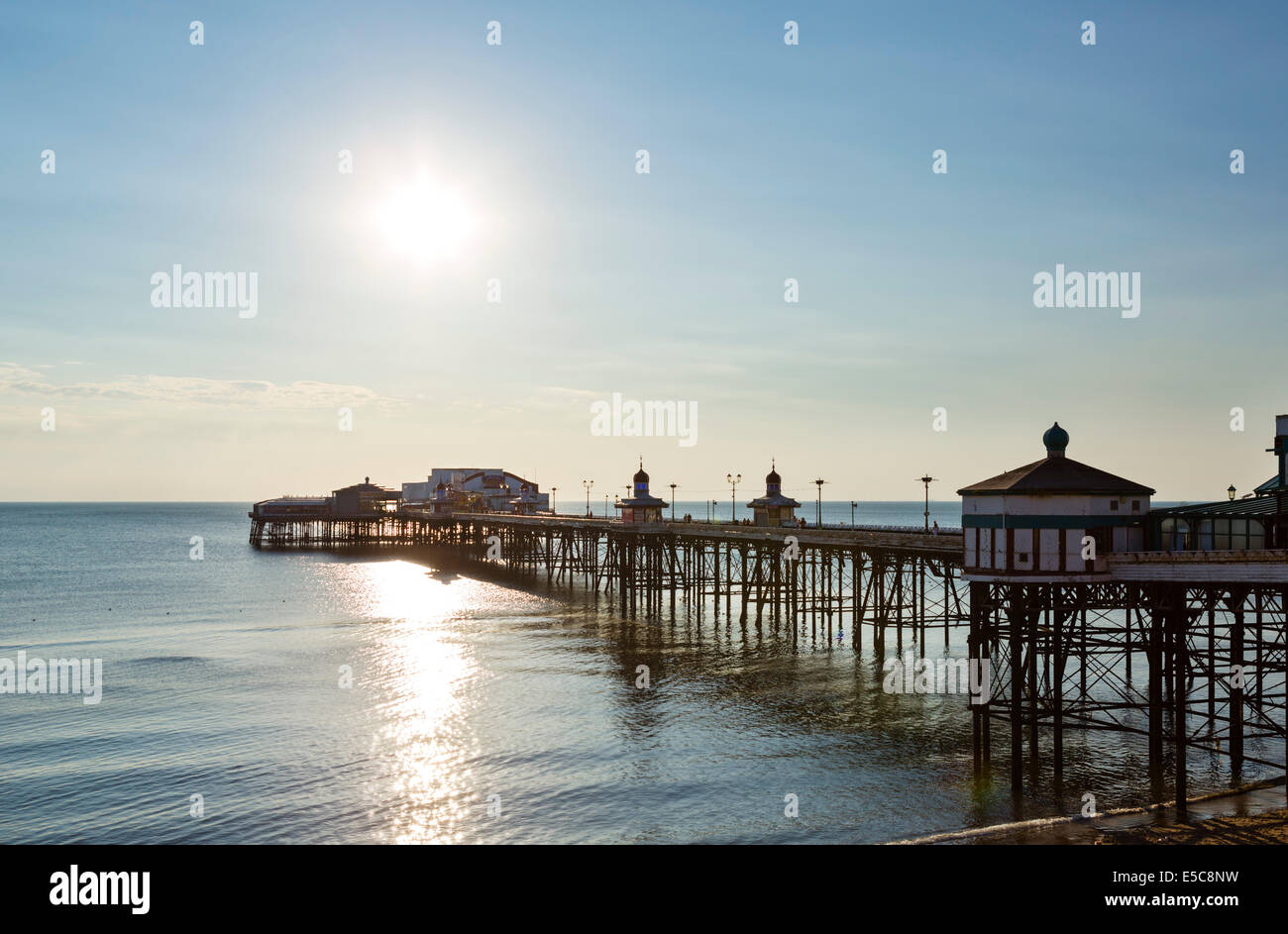 North Pier appena prima del tramonto, il Golden Mile, Blackpool, Lancashire, Regno Unito Foto Stock