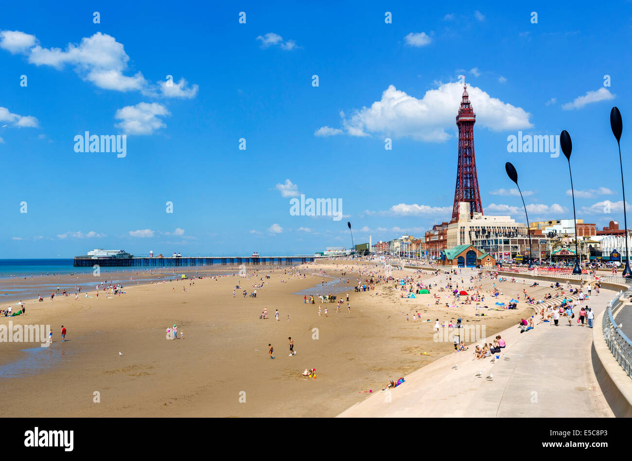 Vista dal molo centrale verso North Pier e dalla Torre di Blackpool, il Golden Mile, Blackpool, Lancashire, Regno Unito Foto Stock