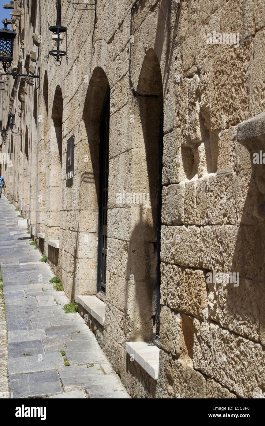 La facciata della vecchia casa nella città vecchia di Rodi. Finestre ad archi Foto Stock