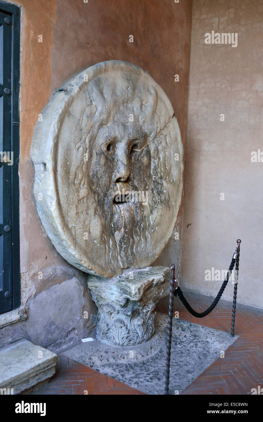 La Bocca della Verità nel portico della chiesa di Santa Maria in Cosmedin Roma Italia Foto Stock