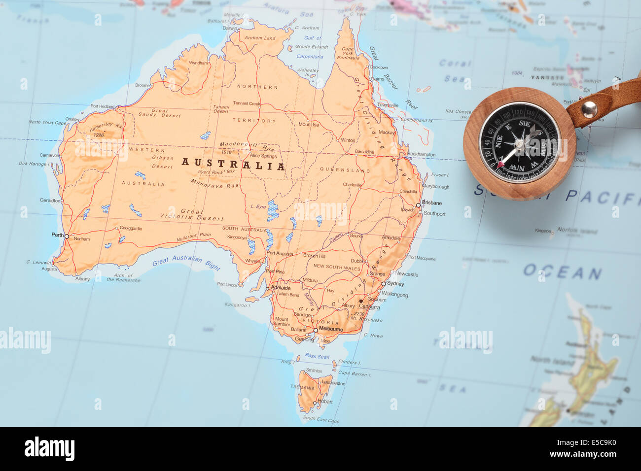 Bussola su una mappa rivolta in Australia e la pianificazione di una destinazione di viaggio Foto Stock