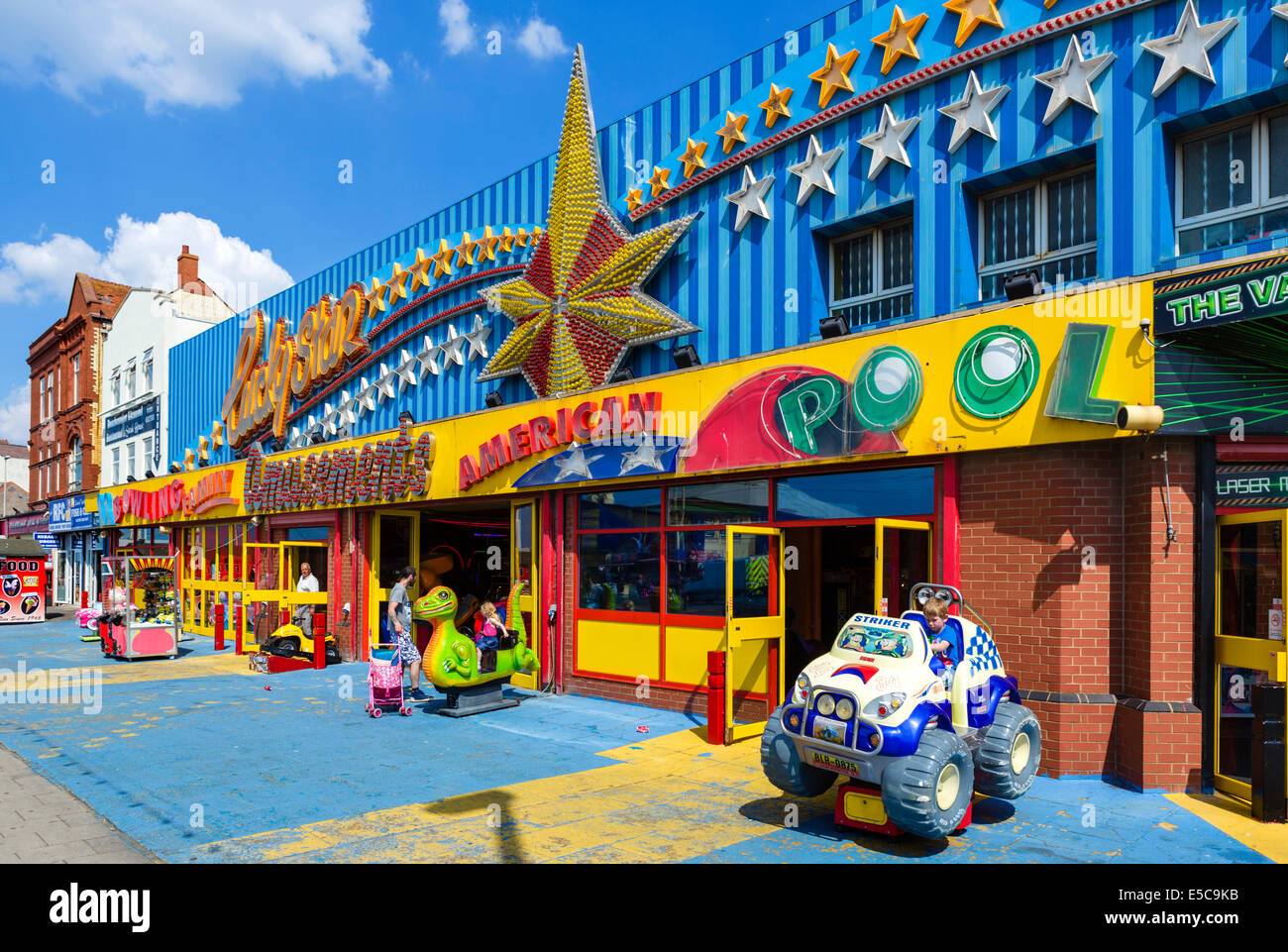 Sala giochi sul lungomare dal South Pier di Blackpool, Lancashire, Regno Unito Foto Stock