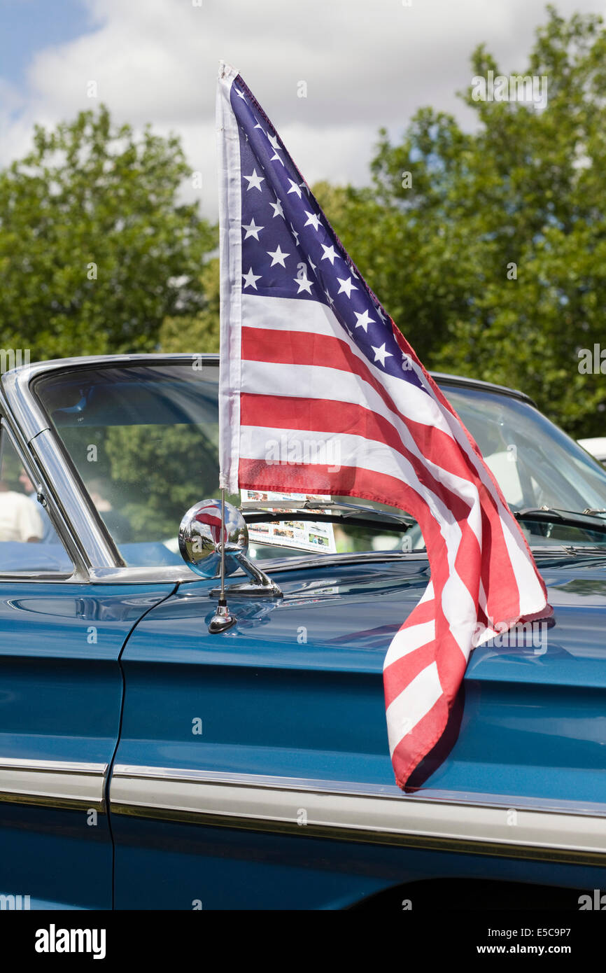 Bandiera degli Stati Uniti d'America a volare su un classico americano auto Foto Stock