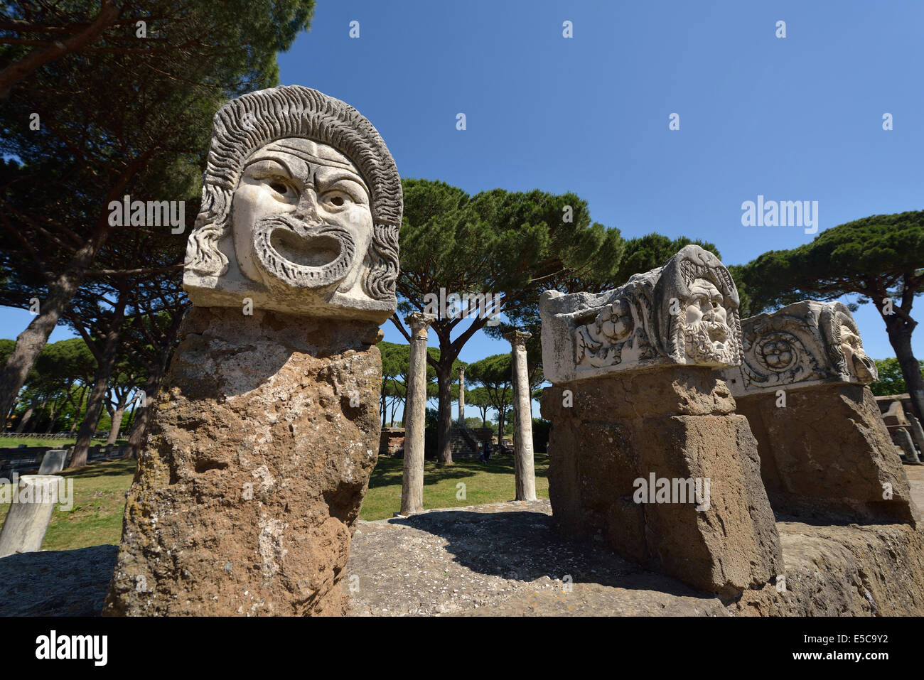 Maschera Teatrale sculture lungo il perimetro dell'anfiteatro di Ostia Antica Roma Italia Foto Stock