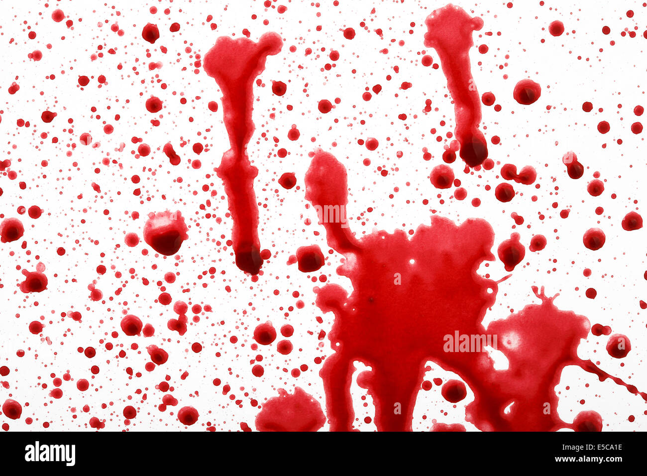 Gocce di sangue davanti a uno sfondo bianco Foto Stock