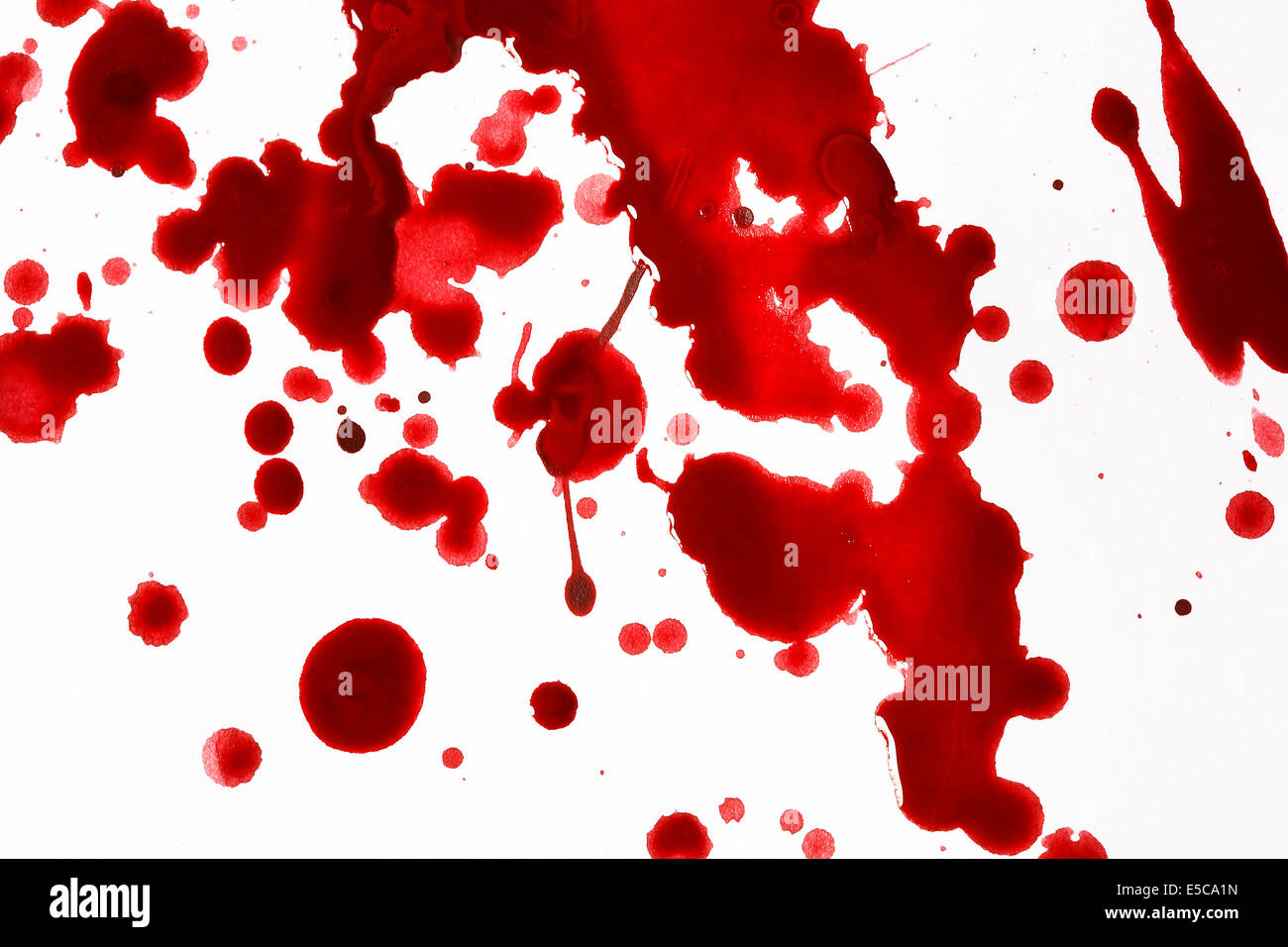 Gocce di sangue davanti a uno sfondo bianco Foto Stock